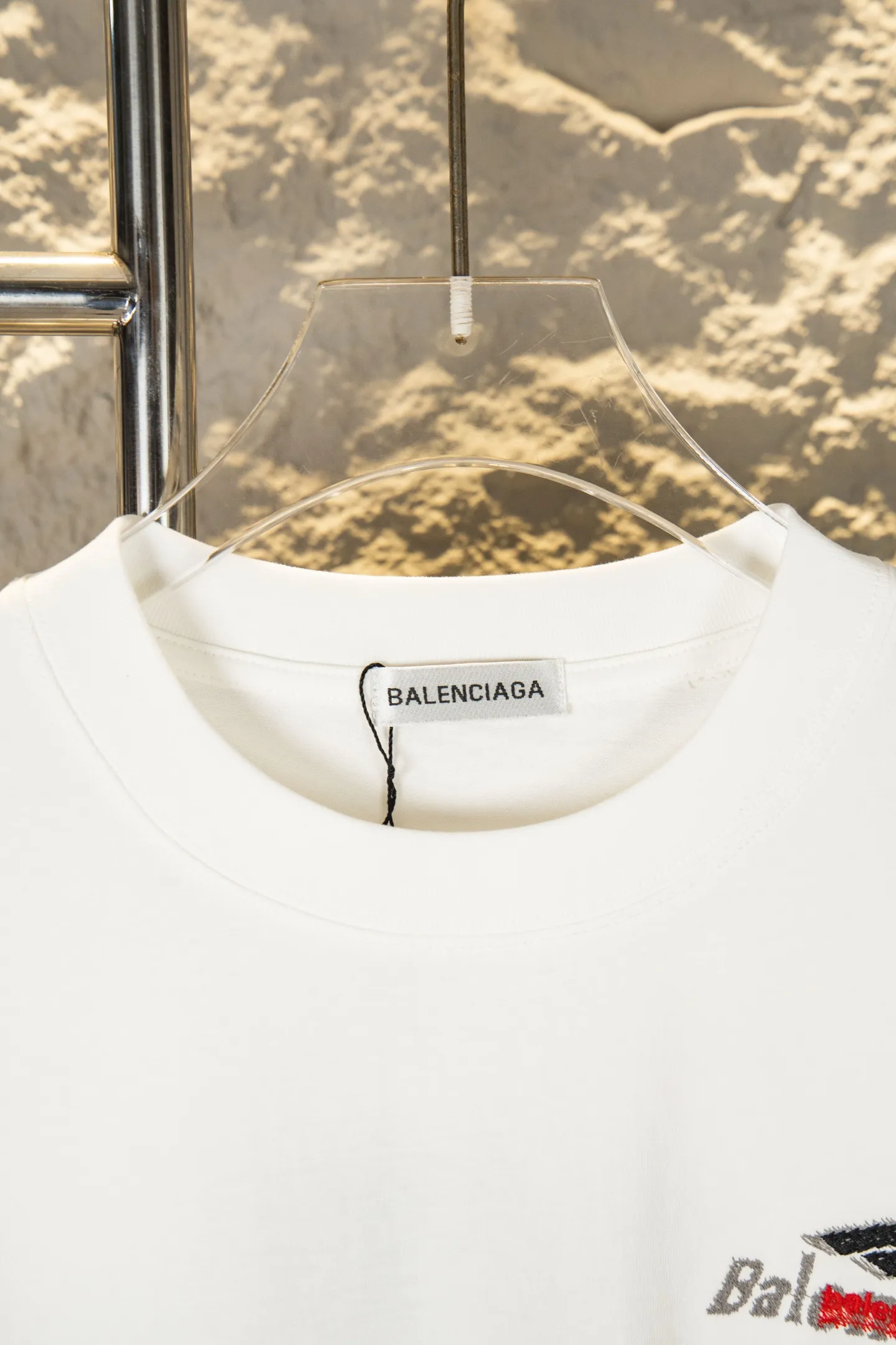 ：Y 97 P100 Balenciaga 26ss New Arrival T T | T ， ， ， Same Style ， 。 ， ； —— ， White ，Retro 。 ， 。 、 ， 、 ， Versatile ， 。 Size：s—xl ：Black White